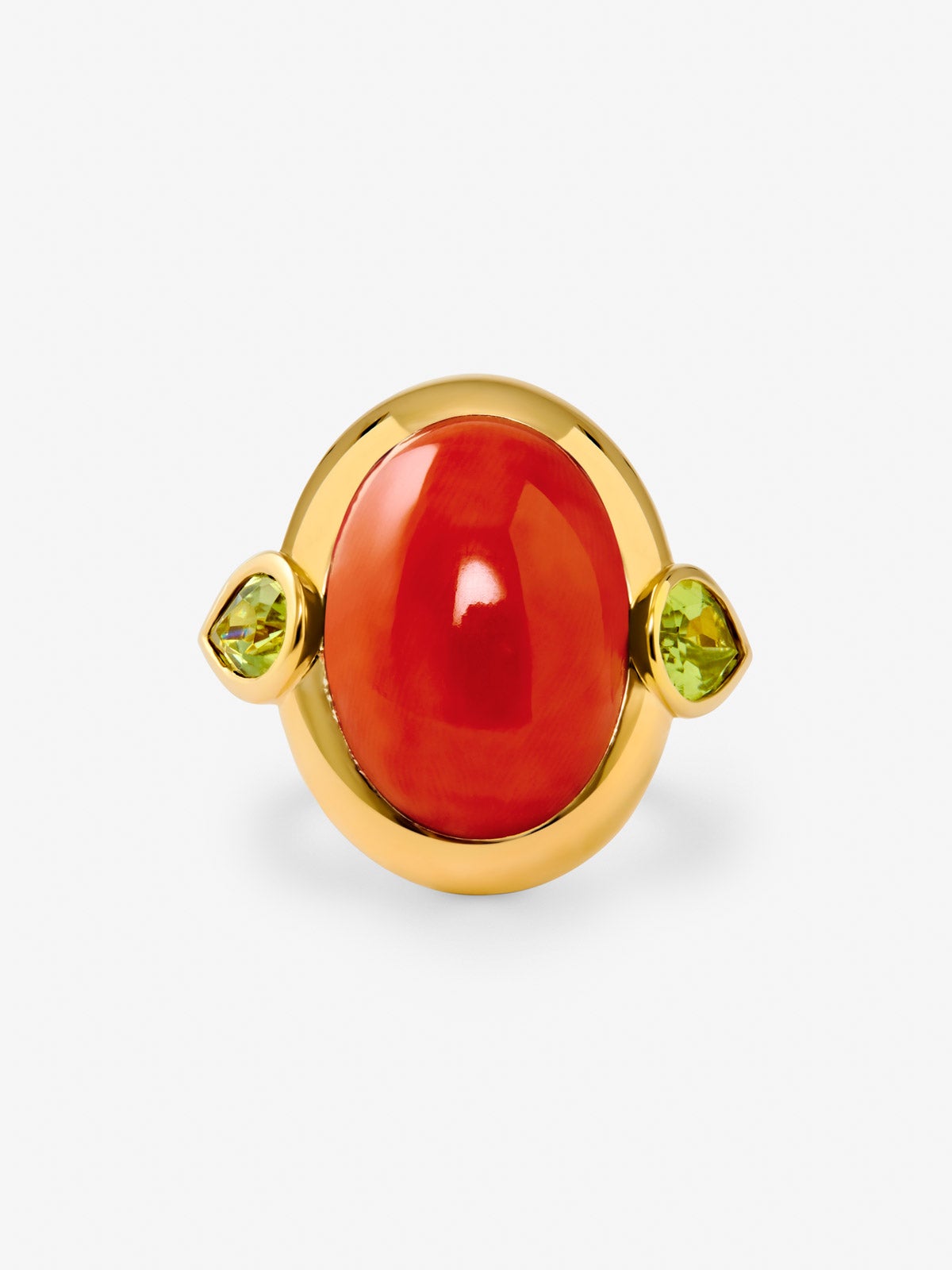 Anillo de oro amarillo de 18K con coral en talla oval y 2 peridotos verdes en talla pera