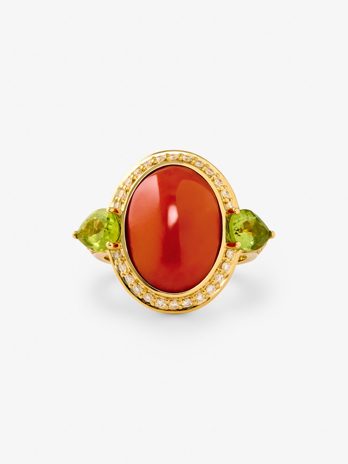 Anillo de oro amarillo de 18K con coral en talla oval, 2 peridotos verdes en talla pera y 30 diamantes en talla brillante con un total de 0,3 cts