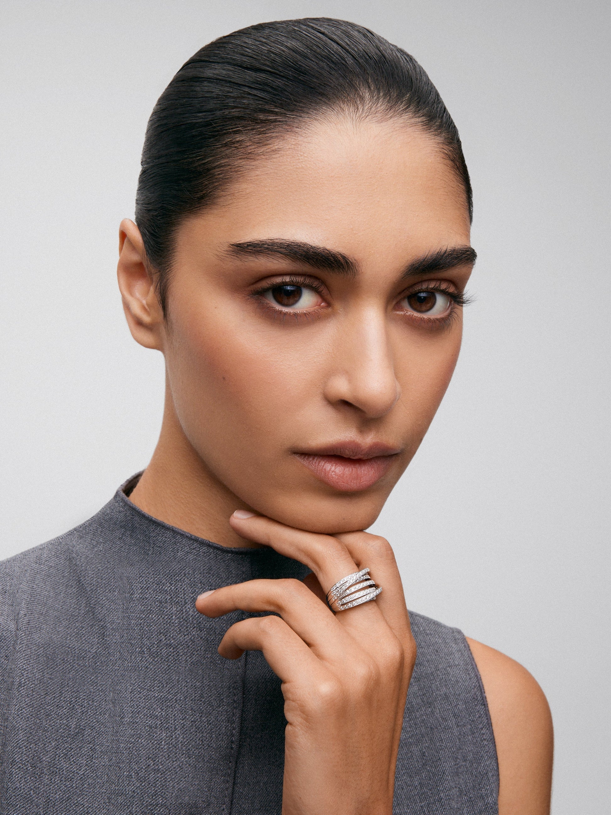 Anillo multibrazo de oro blanco de 18K con 101 diamantes en talla brillante con un total de 1,2 cts