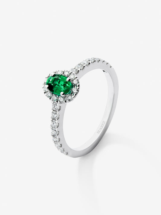 Anillo de oro blanco de 18K con esmeralda verde en talla oval de 0,45 cts y  diamantes en talla brillante con un total de 0,33 cts