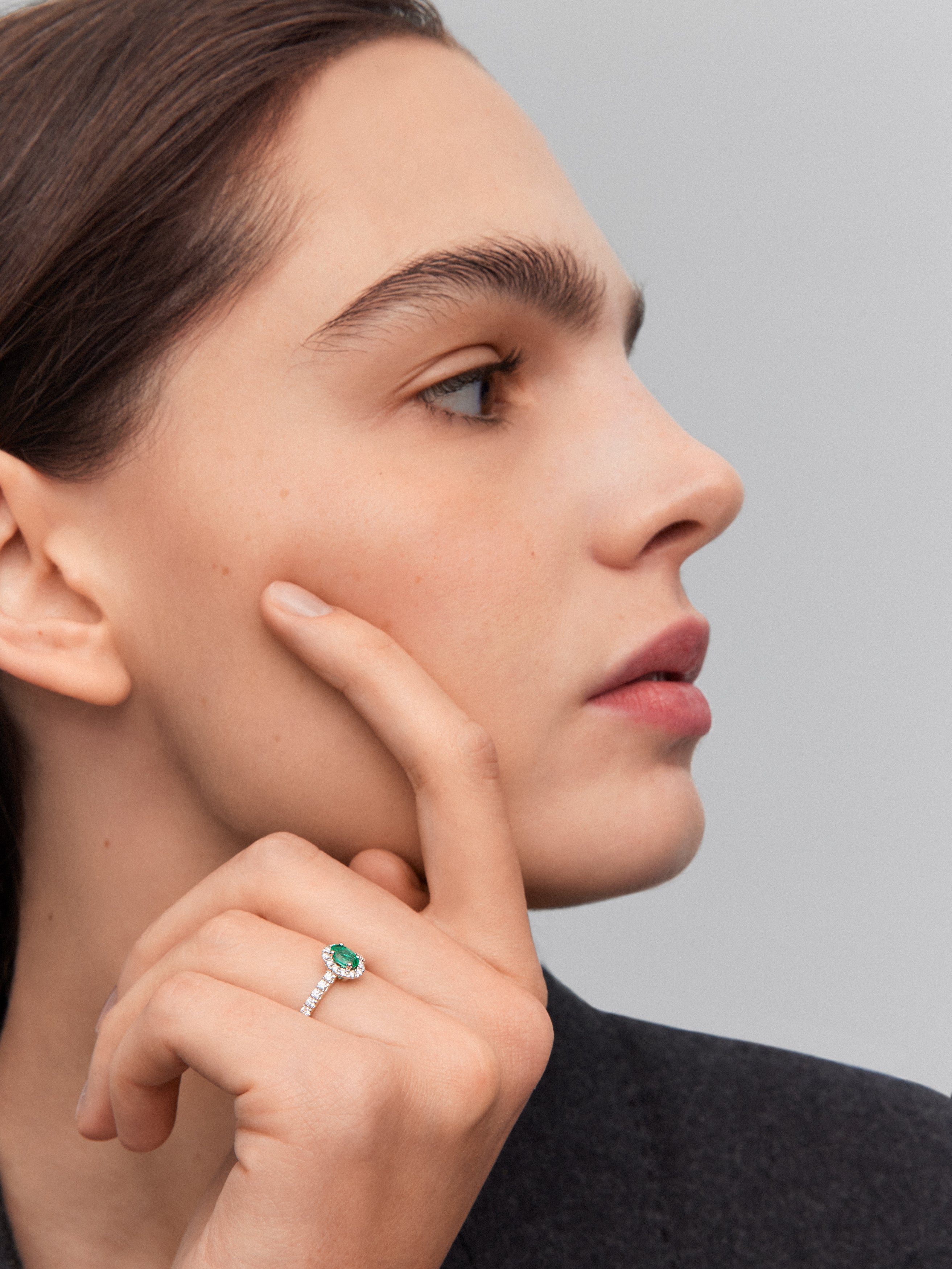 Anillo de oro blanco de 18K con esmeralda verde en talla oval de 0,45 cts y  diamantes en talla brillante con un total de 0,33 cts