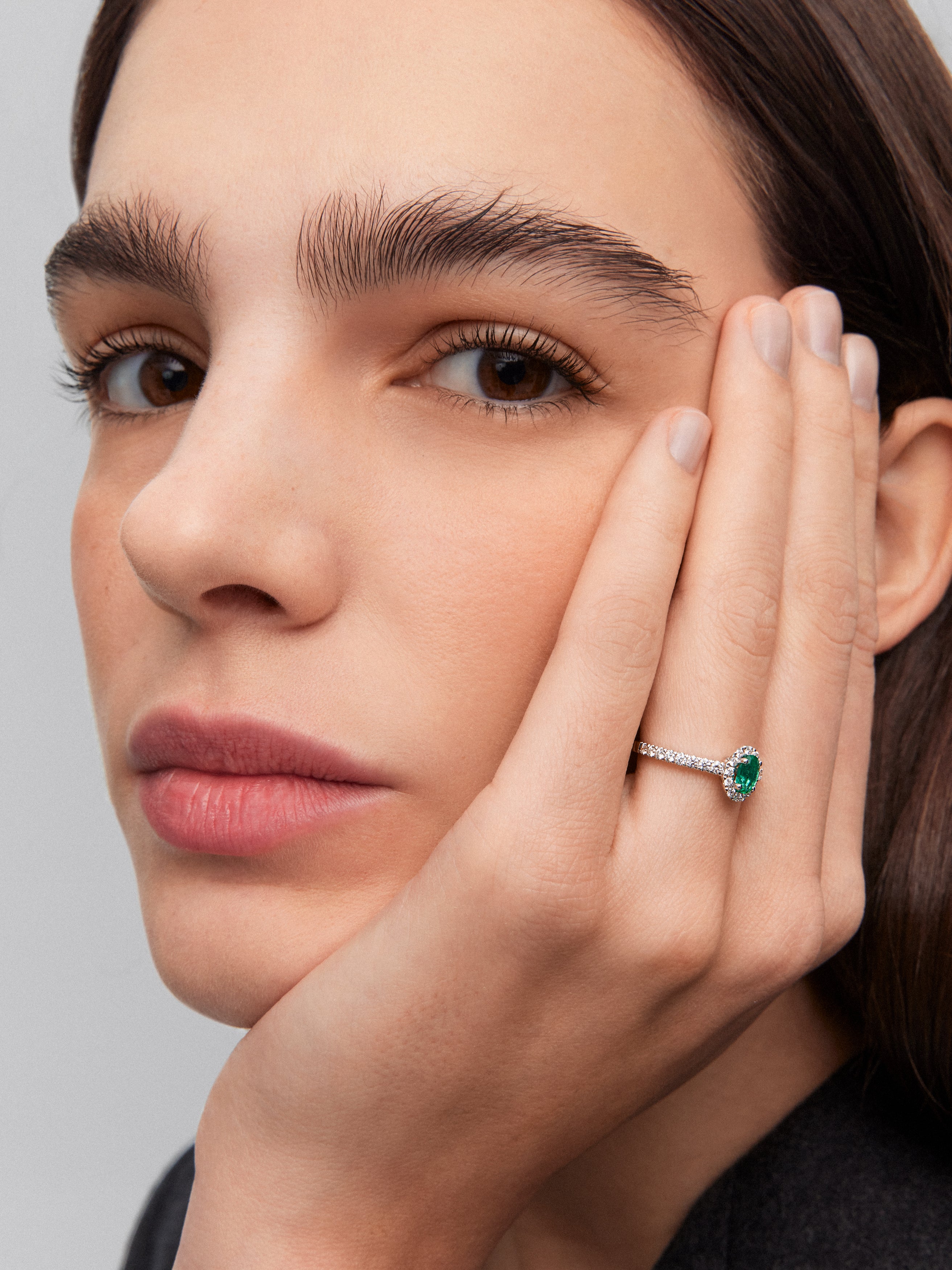 Anillo de oro blanco de 18K con esmeralda verde en talla oval de 0,45 cts y  diamantes en talla brillante con un total de 0,33 cts