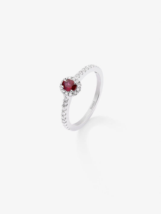 Anillo de oro blanco de 18K con rubí 0,52cts y  diamantes en talla brillante con un total de 0,37 cts