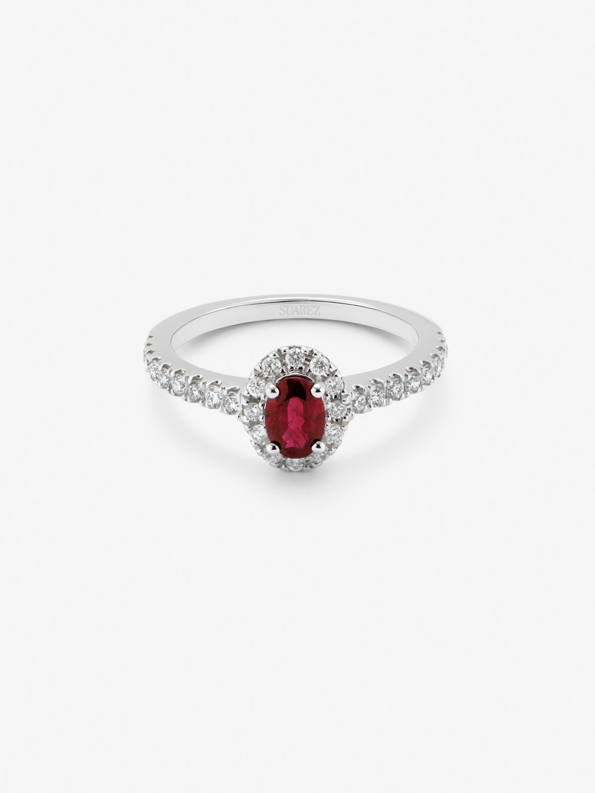 Anillo de oro blanco de 18K con rubí 0,52cts y  diamantes en talla brillante con un total de 0,37 cts