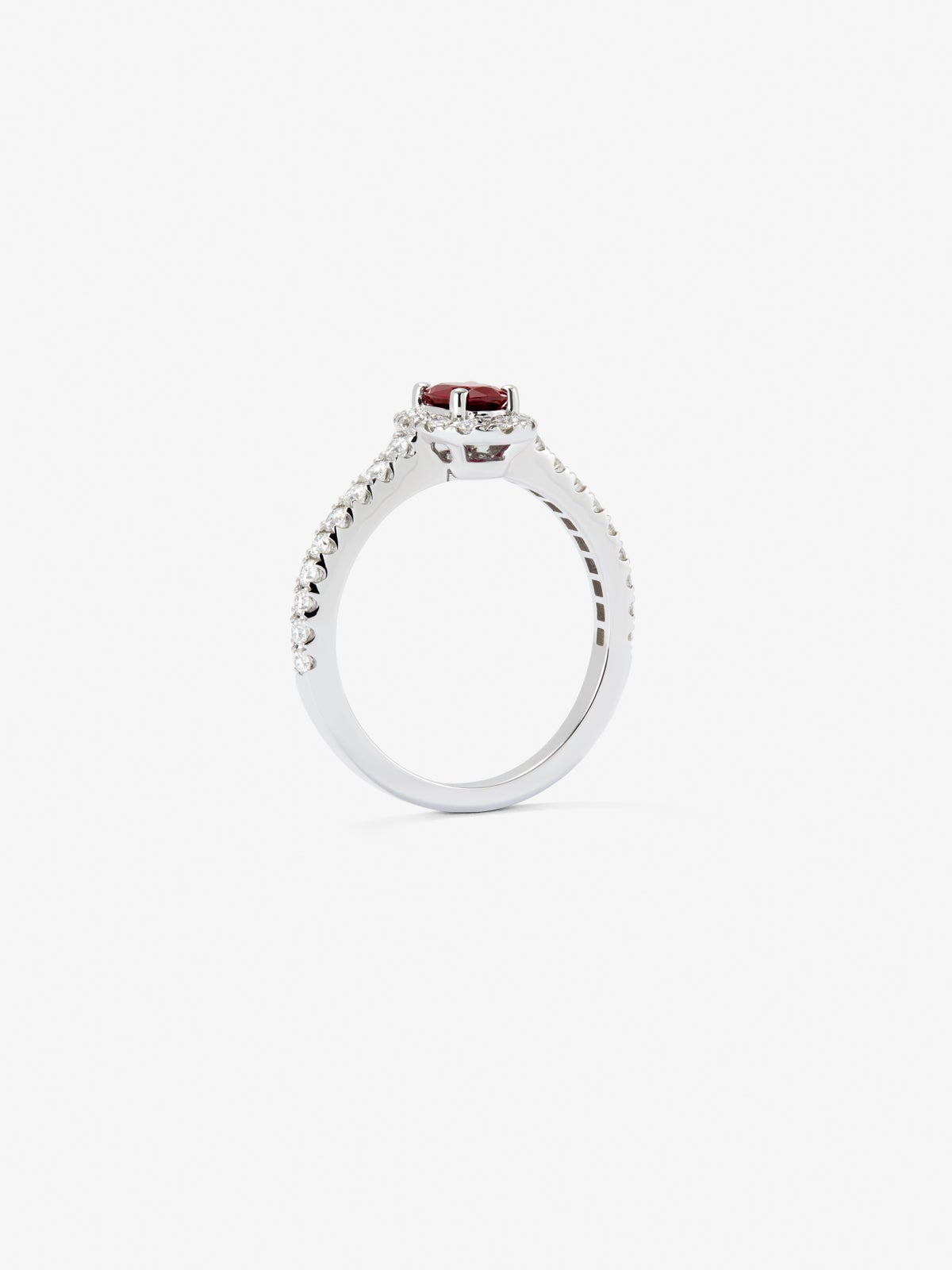 Anillo de oro blanco de 18K con rubí 0,52cts y  diamantes en talla brillante con un total de 0,37 cts
