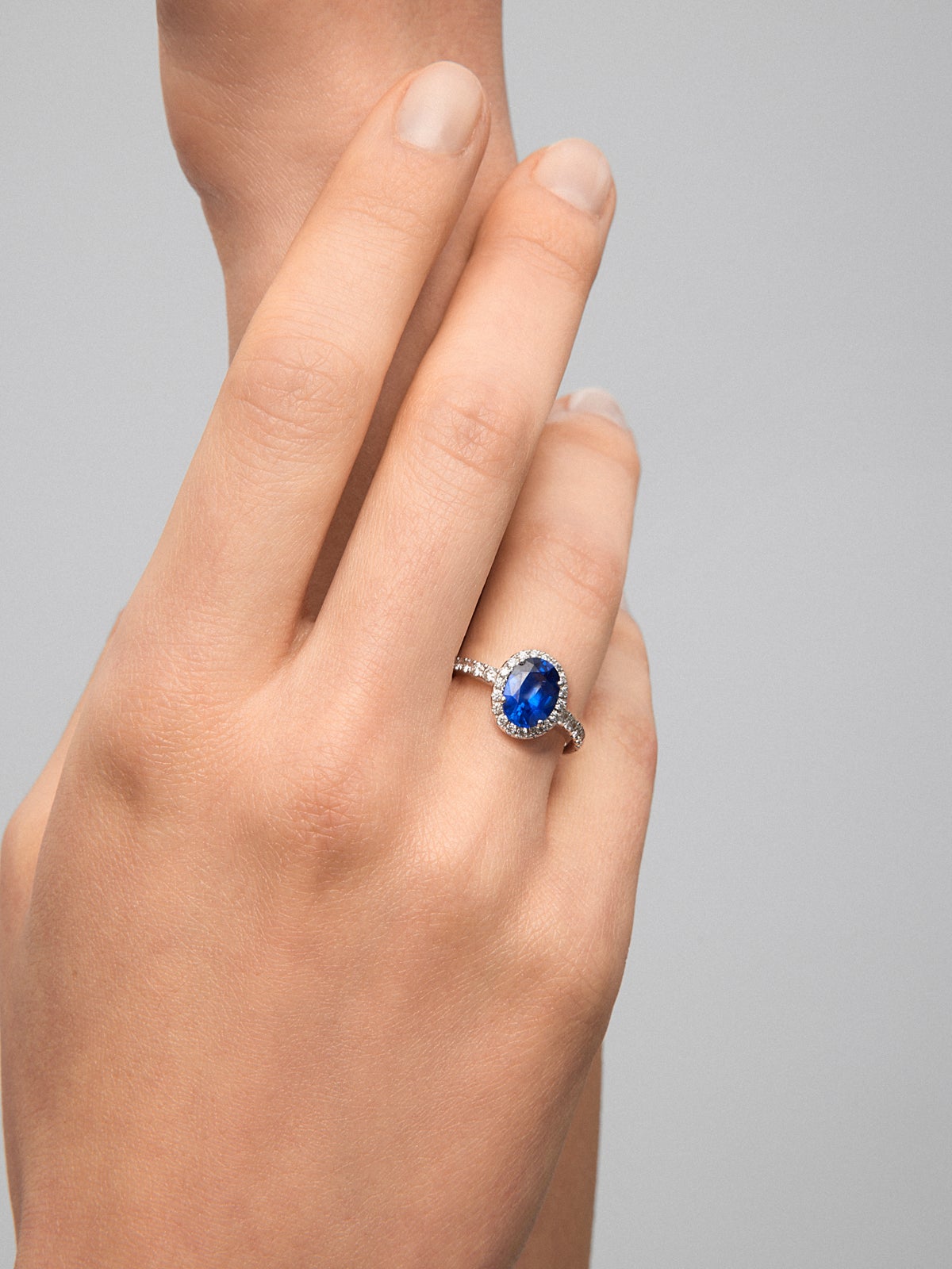 Anillo de oro blanco 18K con zafiro