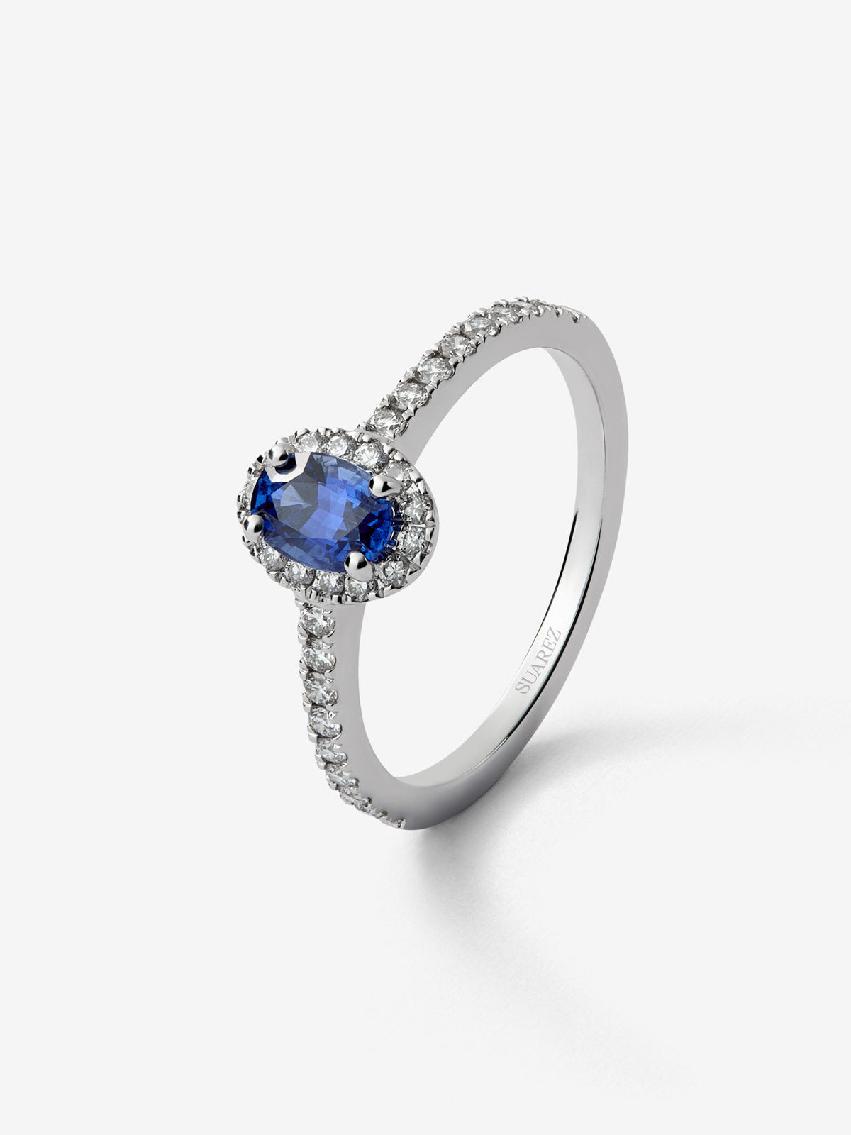 Anillo de oro blanco de 18K con zafiro DE 0,80 cts azul en talla oval Y diamantes de 0,52cts
