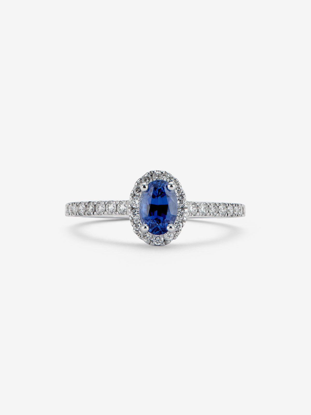 Anillo de oro blanco de 18K con zafiro DE 0,80 cts azul en talla oval Y diamantes de 0,52cts
