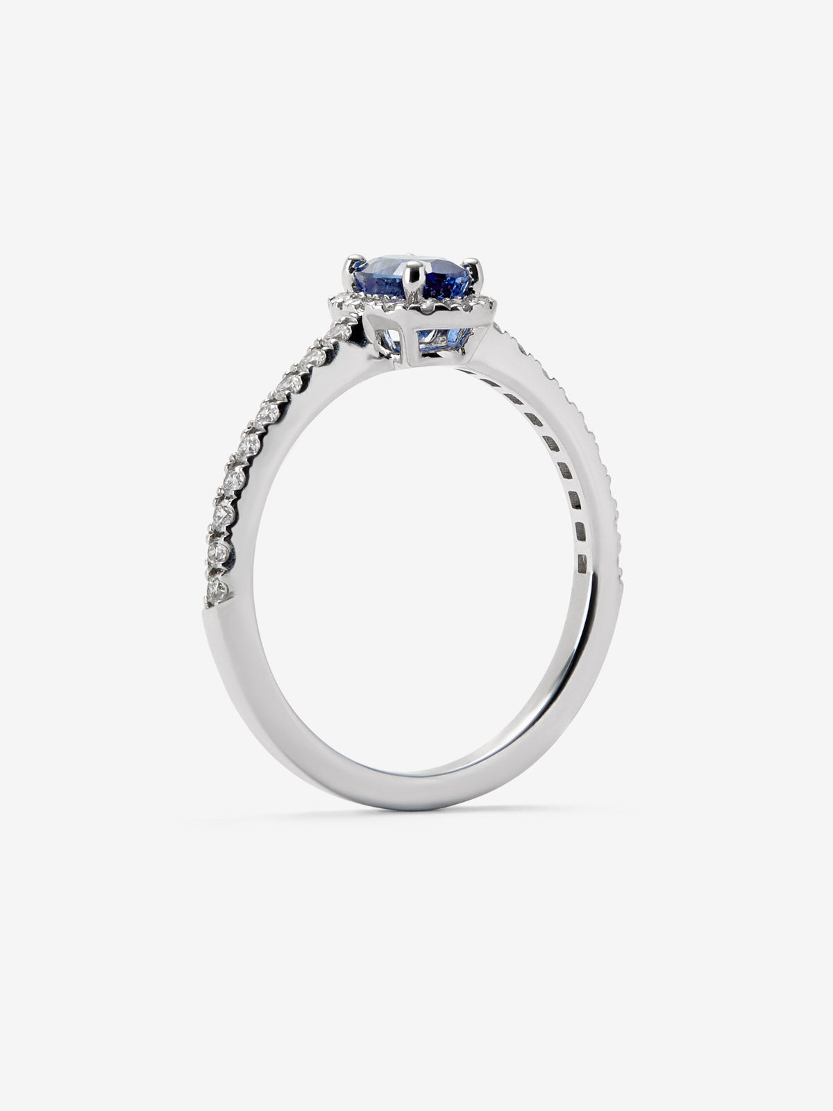 Anillo de oro blanco de 18K con zafiro DE 0,80 cts azul en talla oval Y diamantes de 0,52cts