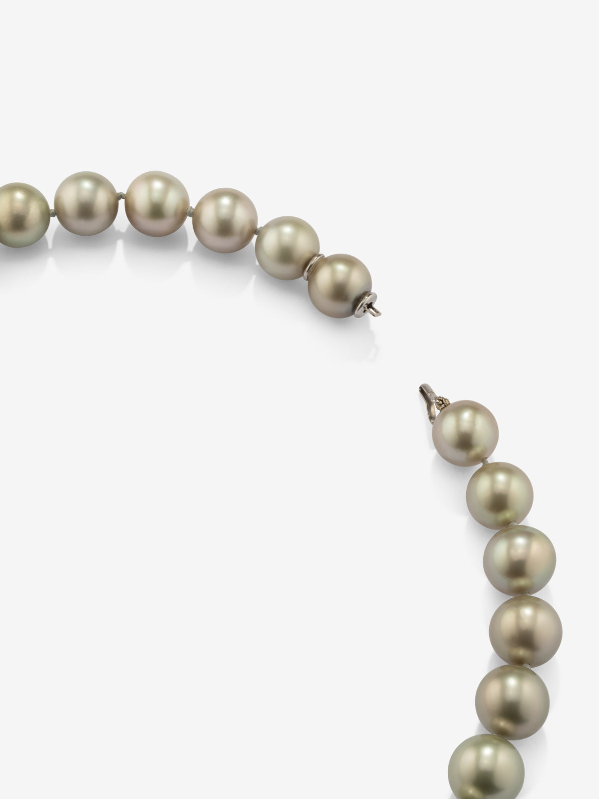 Collar de perlas tahitianas esféricas con cierre de oro blanco de 18K