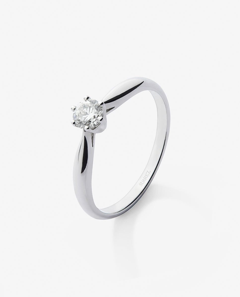 Anillo solitario 3006 de oro blanco de 18K con diamante en talla brillante de 0,42 cts