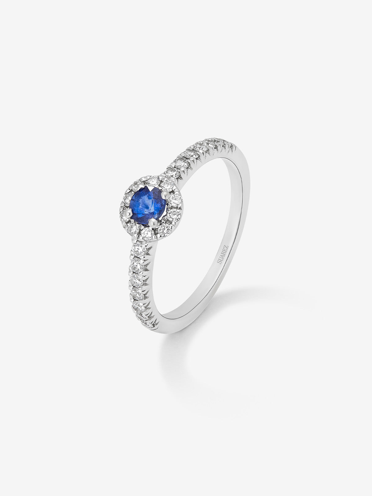 18K white gold ring with blue sapphire