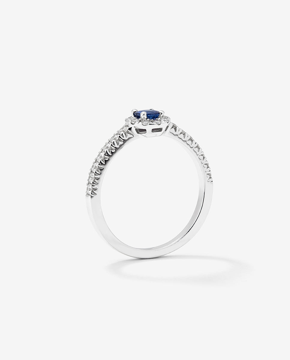 18K white gold ring with brilliant-cut blue sapphire of 0.41 cts and 24 brilliant-cut diamonds with a total of 0.34 cts