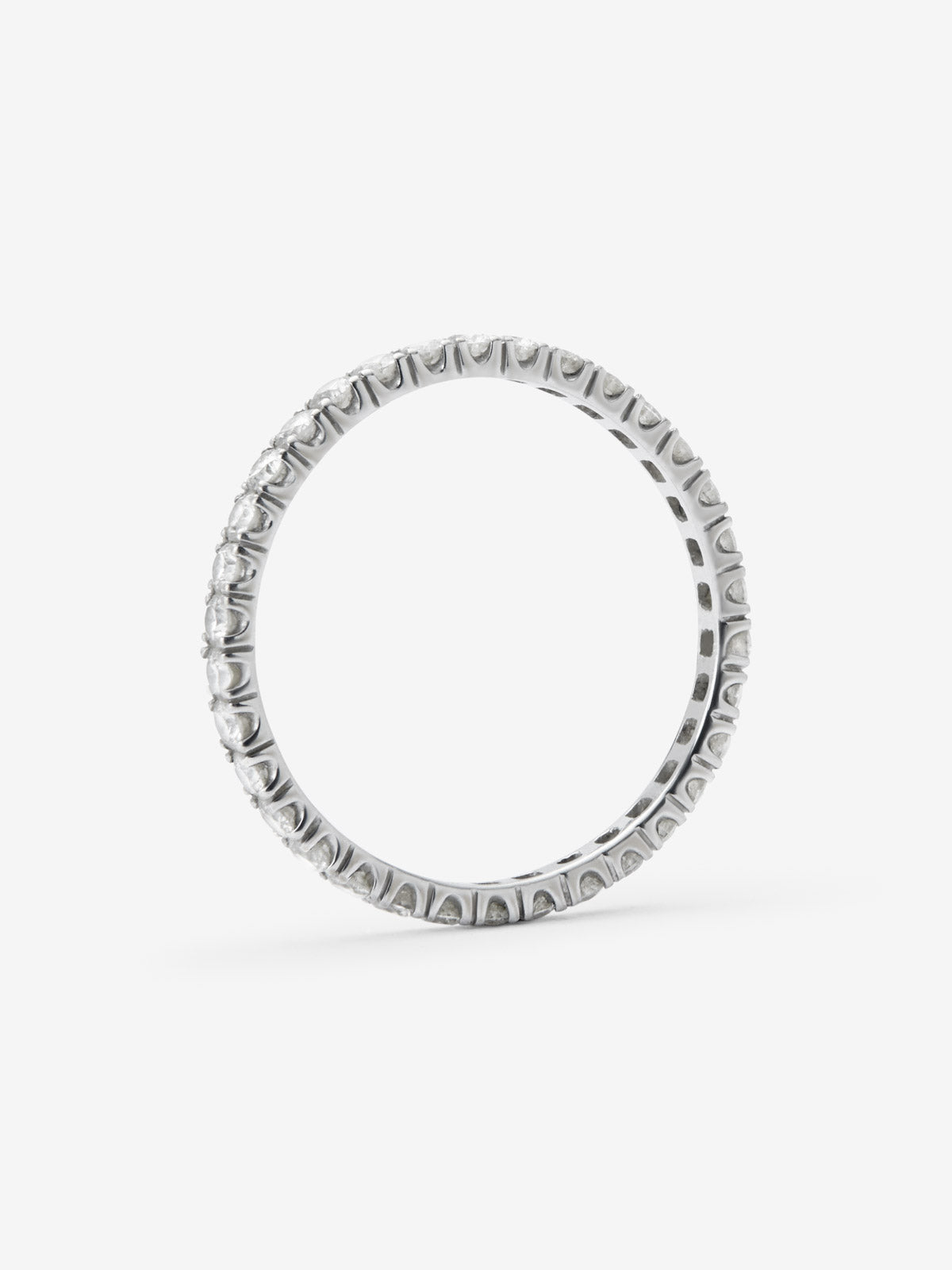 Alianza entera de oro blanco de 18K con 28 diamantes en talla brillante con un total de 0,8 cts