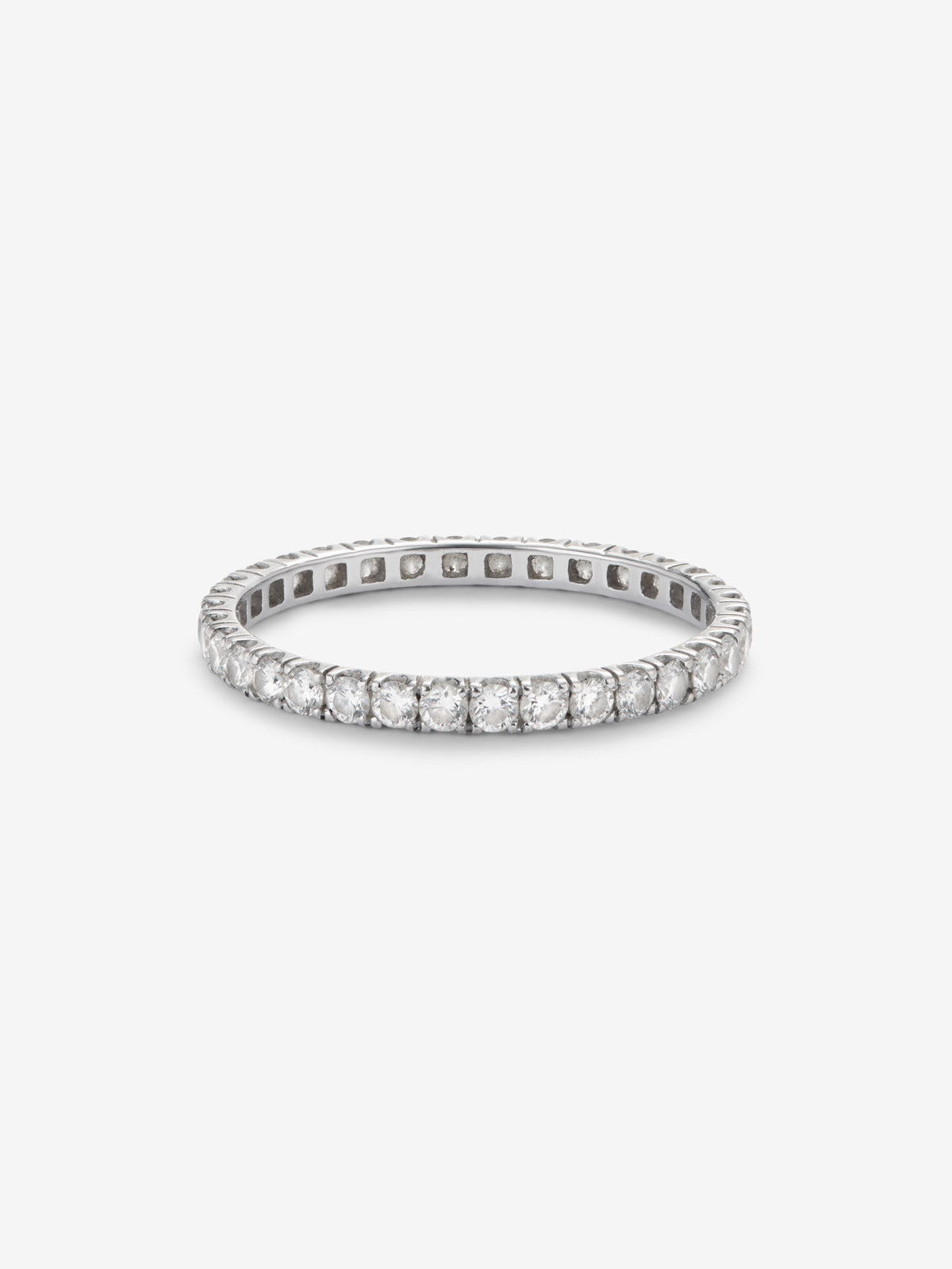 Alianza entera de oro blanco de 18K con 28 diamantes en talla brillante con un total de 0,8 cts