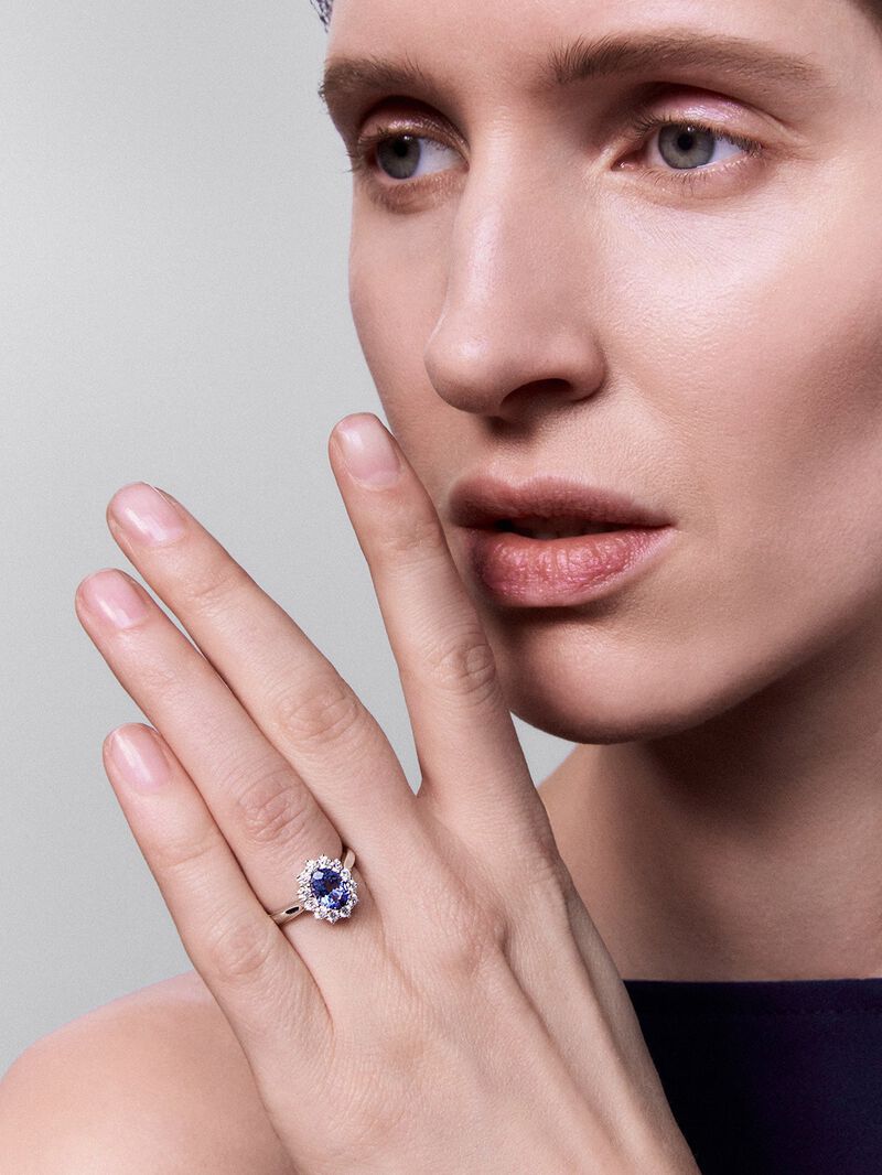 White gold ring with oval cut tanzanite of 1.24 cts and 12 brilliant cut diamonds with a total of 0.45 image number 3