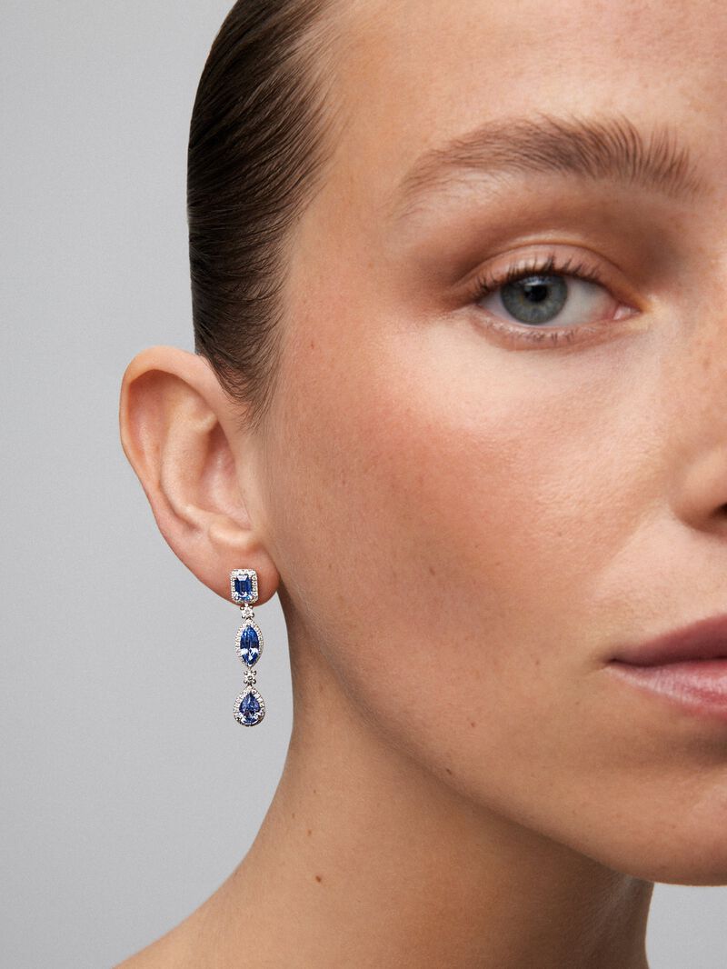18K white gold earrings with oval-cut blue sapphires, marquise and 4.5 ct emerald and 0.67 ct brilliant-cut diamonds image number 3