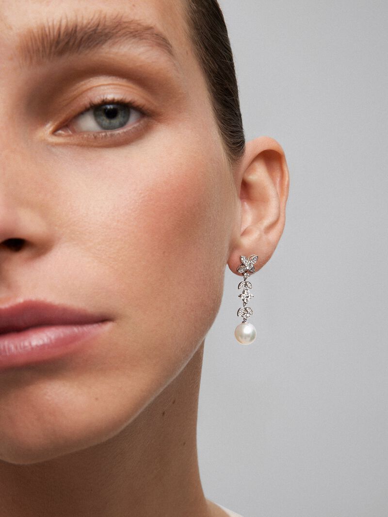 18K white gold earrings with 62 brilliant-cut diamonds with a total of 0.99 cts and 2 8.5 mm Akoya pearls image number 4