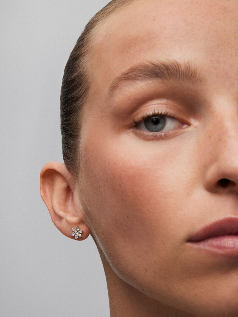 18K white gold earrings with 2 brilliant-cut diamonds with a total of 0.12 cts and 12 marquise-cut diamonds with a total of 0.59 cts image number 3