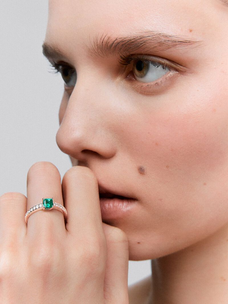 18K White Gold Ring with Green Esmerald in Emerald Size of 0.9 CTS and White Diamonds in Bright Size of 0.36 CTS image number 3