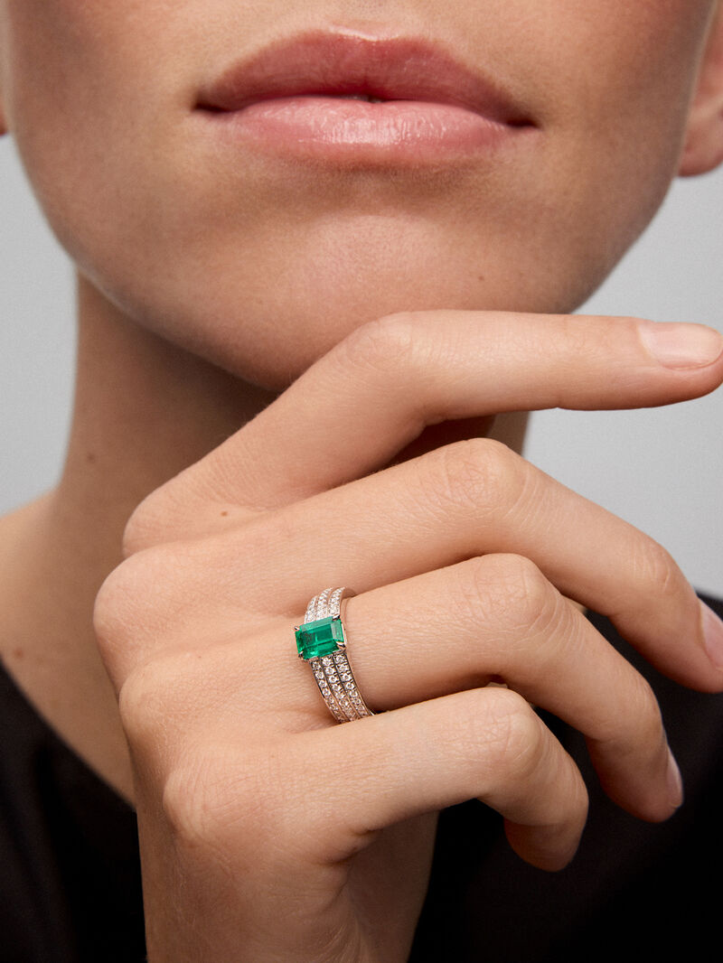 18K white gold ring with octagonal cut emerald of 1,114 cts and 68 brilliant cut diamonds with a total of 0.37 cts image number 3