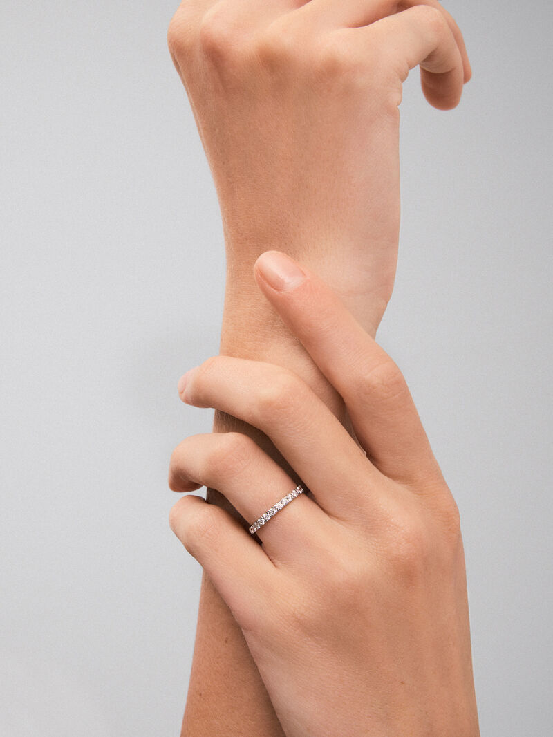 Half ring in 18K white gold with 13 brilliant-cut diamonds with a total of 0.37 cts image number 3