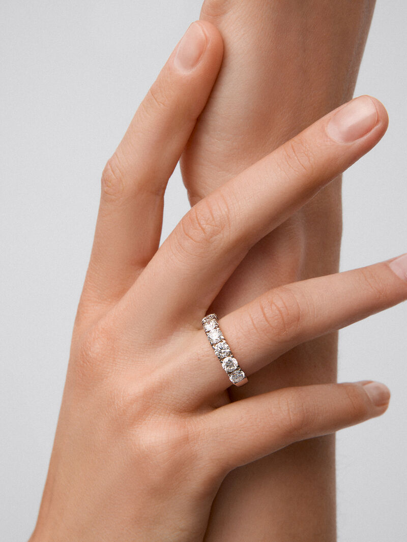 Half ring in 18K white gold with 7 brilliant-cut diamonds with a total of 1.77 cts image number 3