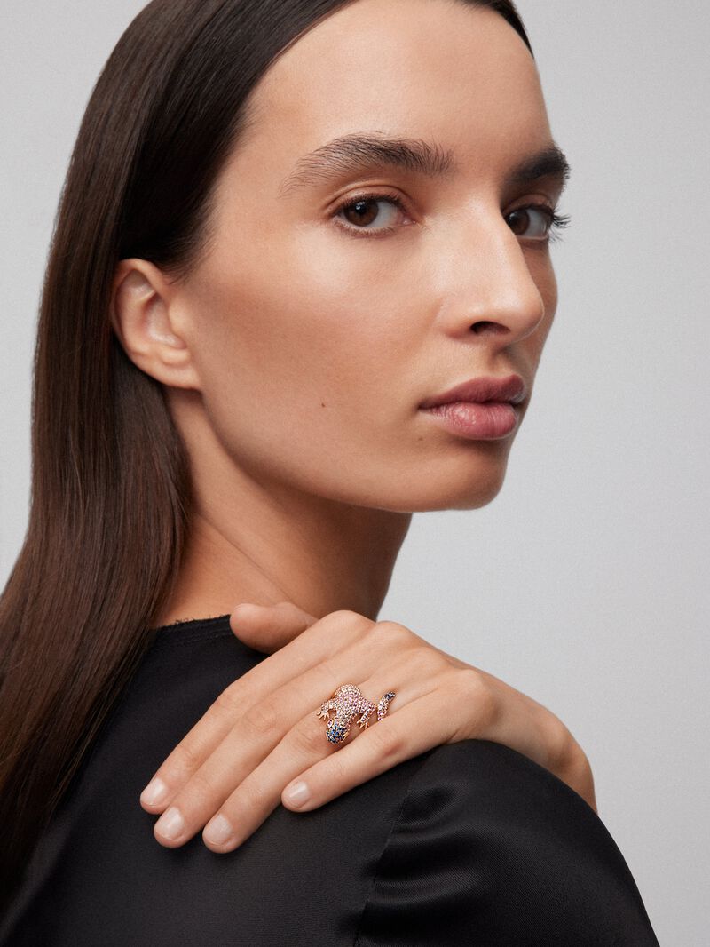18K rose gold ring with 20 brilliant-cut diamonds with a total of 3.3 cts and 160 multicolored sapphires with a total of 2.69 cts in the shape of a salamander image number 3
