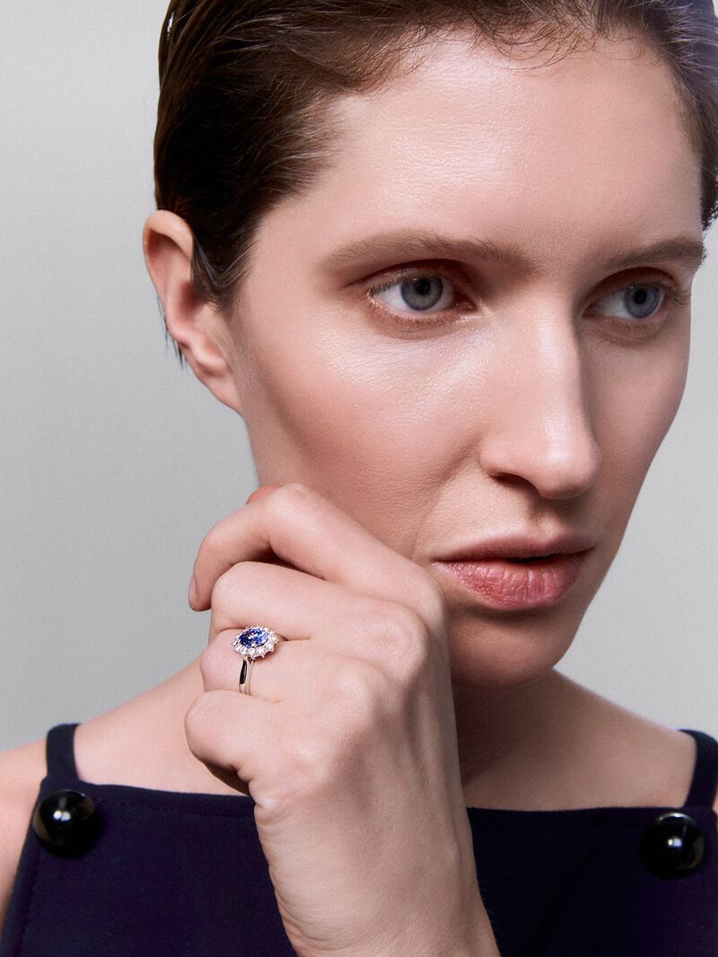 White gold ring with oval cut tanzanite of 1.24 cts and 12 brilliant cut diamonds with a total of 0.45 image number 1