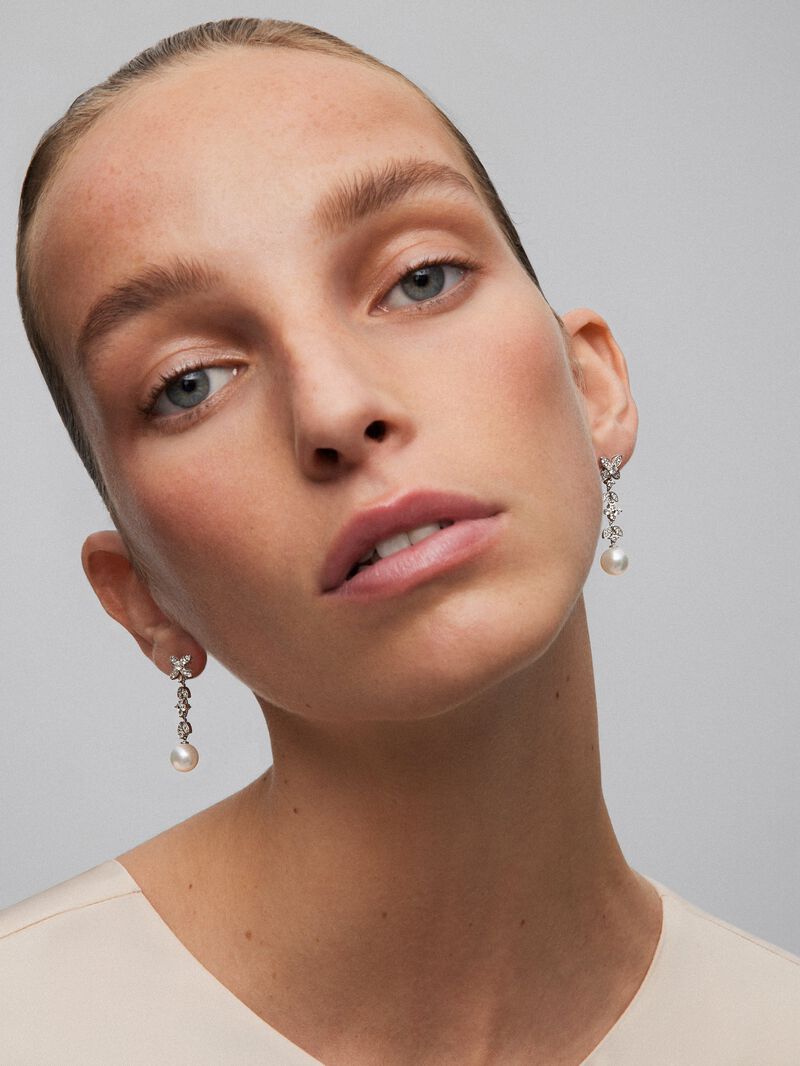 18K white gold earrings with 62 brilliant-cut diamonds with a total of 0.99 cts and 2 8.5 mm Akoya pearls image number 1