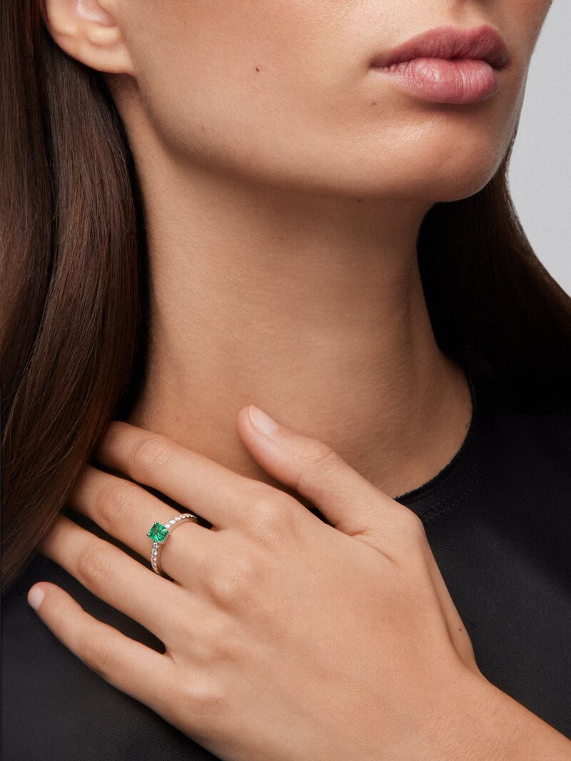 18K White Gold Ring with Emerald Green in Emerald Size of 0.51 cts and white diamonds in bright size of 0.35 cts image number 3
