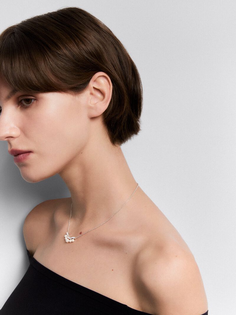 18K white gold pendant with 5 4 and 5mm Akoya pearls and 16 brilliant-cut white diamonds with a total of 0.22 image number 3