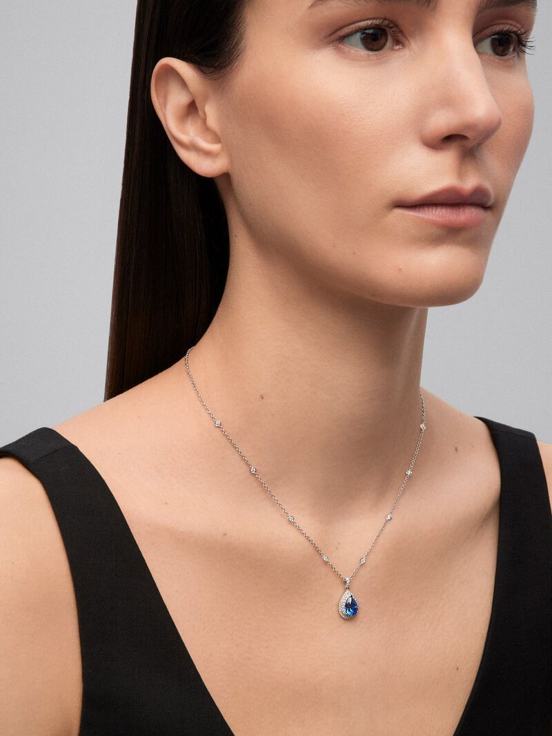 18K white gold pendant with a pear-cut cornflower blue sapphire of 2.02 cts and 62 brilliant-cut diamonds with a total of 0.43 cts image number 1