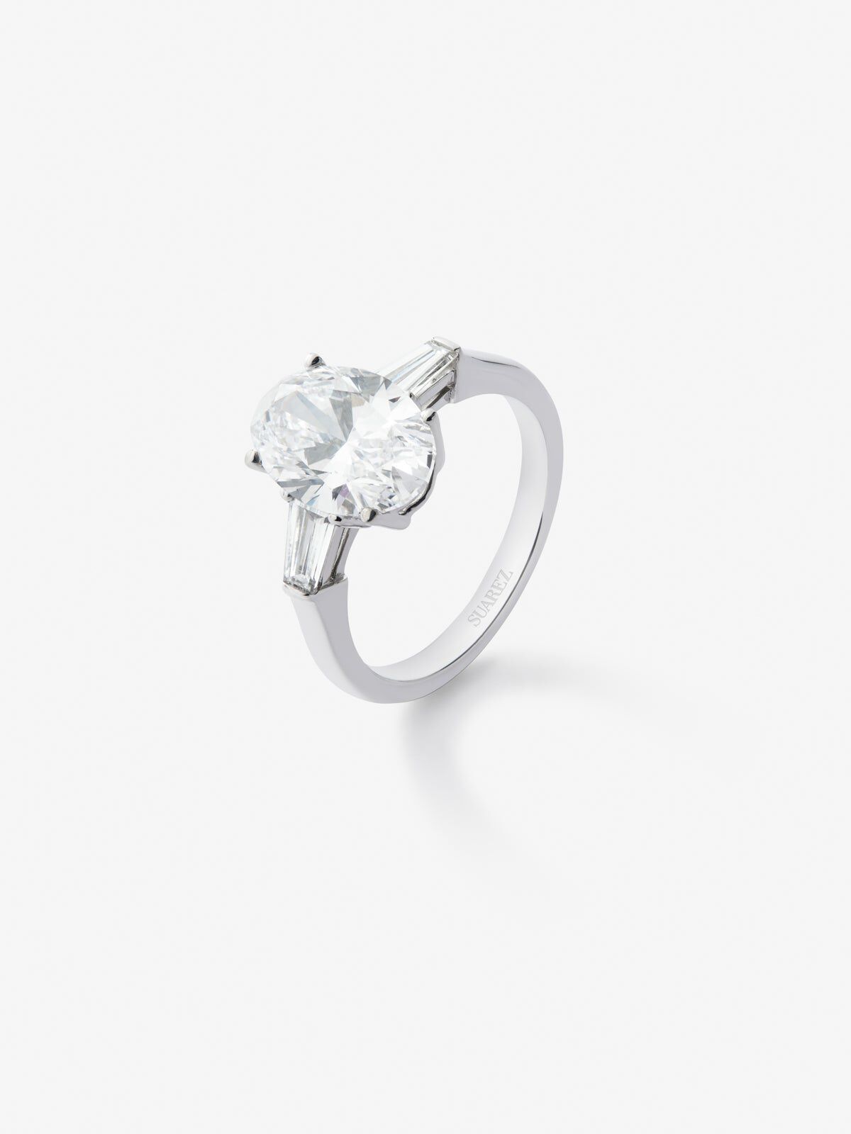 18K white gold ring with oval cut diamond of 3.01 cts and 2 trapezoid cut diamonds with a total of 0.49 cts