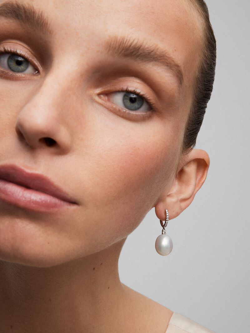 18K white gold earrings with 12.5mm pearls and 0.33 ct brilliant cut diamonds image number 3