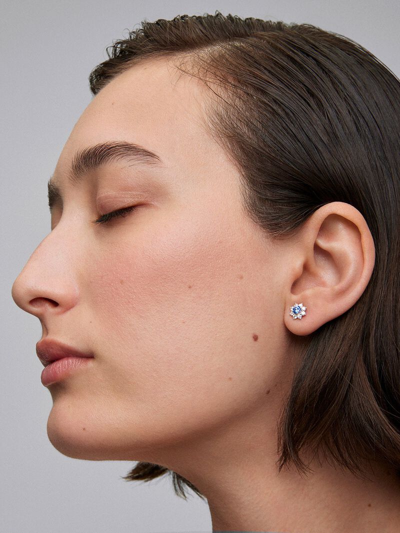 18K white gold earrings with 2 blue sapphires with a total of 0.43 cts and 16 brilliant-cut diamonds with a total of 0.44 cts in a star shape image number 3