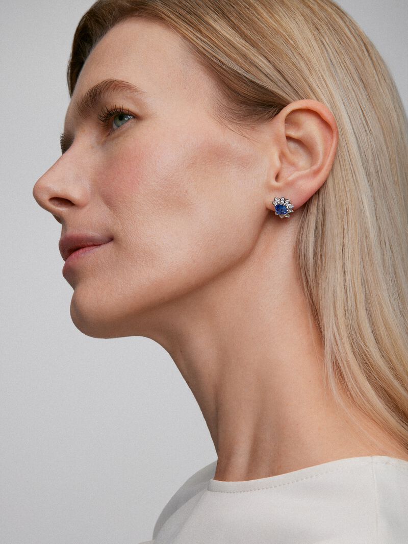 18K white gold earrings with blue zafiros in octagonal 2,66 cts and white diamonds in bright size of 0.45 cts image number 1
