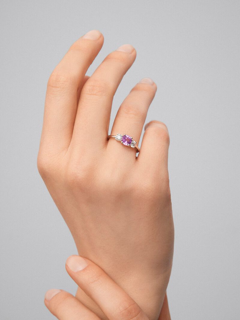 18K white gold triple ring with brilliant-cut pink sapphire of 0.97 cts and 2 brilliant-cut diamonds with a total of 0.2 cts image number 3