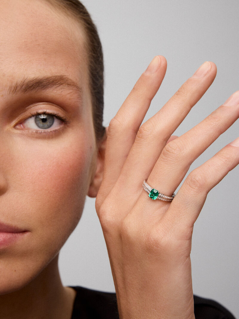 18K white gold ring with octagonal cut emerald of 0.79 cts and 40 brilliant cut diamonds with a total of 0.29 cts image number 3