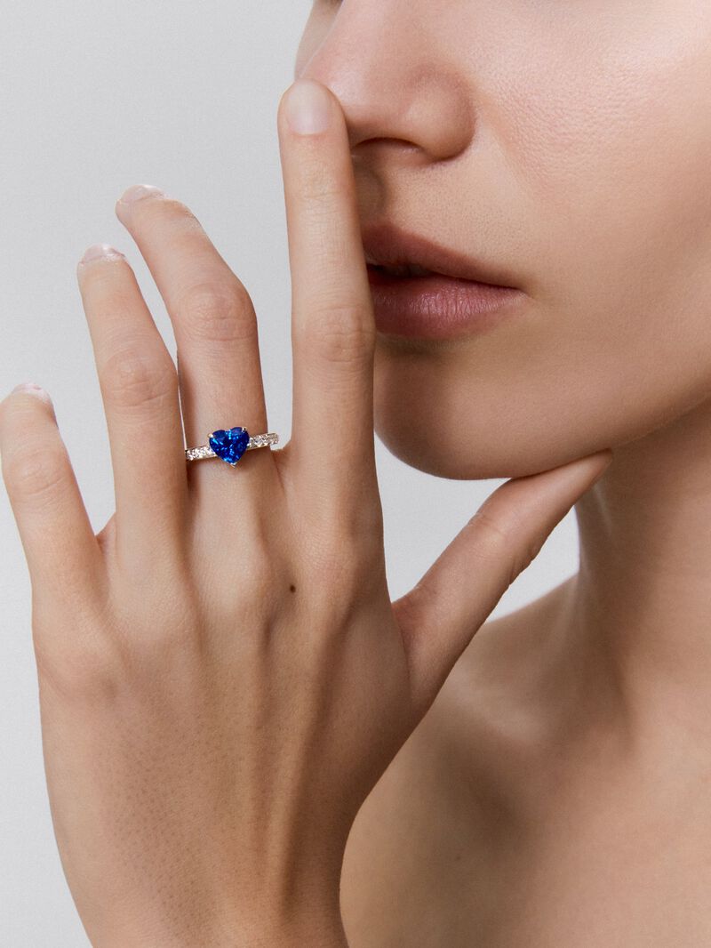 18K White Gold Ring with Blue Sapor image number 1
