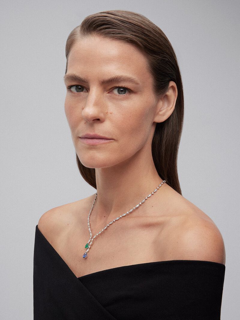 18K white gold necklace with intense blue pear-cut sapphire of 1.76 cts, pear-cut green emerald of 0.96 cts and 163 brilliant-cut diamonds with a total of 6.48 cts image number 3