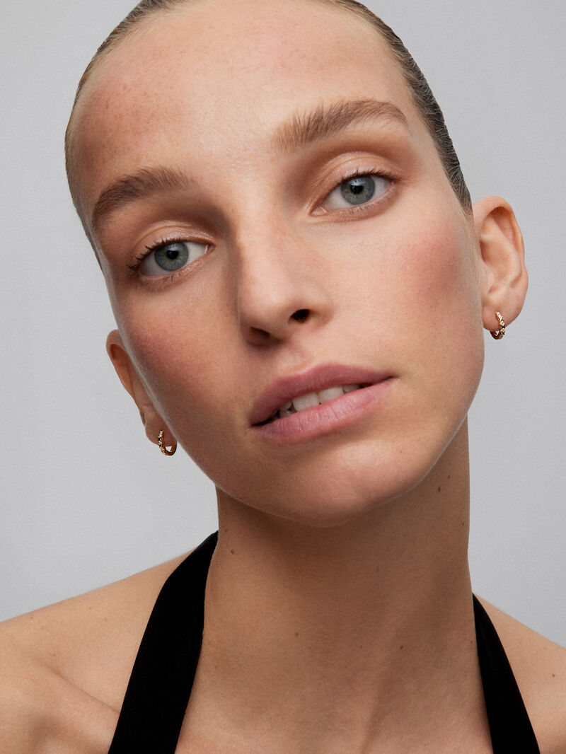 Individual 18K yellow gold hoop earring with 6 brilliant-cut diamonds with a total of 0.04 cts image number 1