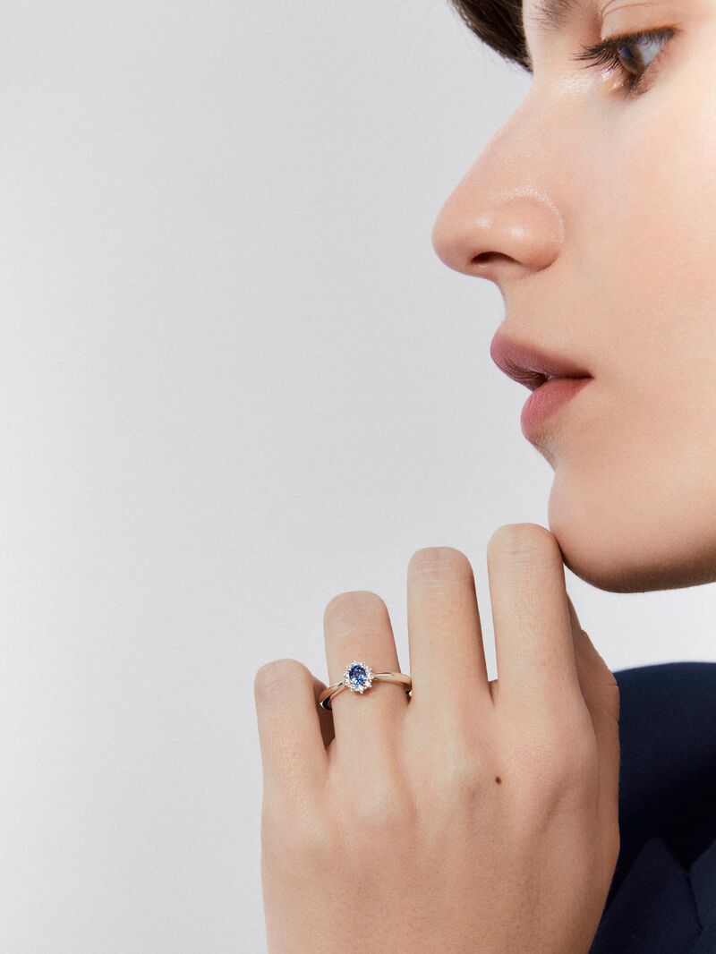 18K white gold ring with oval-cut royal blue sapphire of 0.43 cts and 12 brilliant-cut diamonds with a total of 0.12 cts image number 3