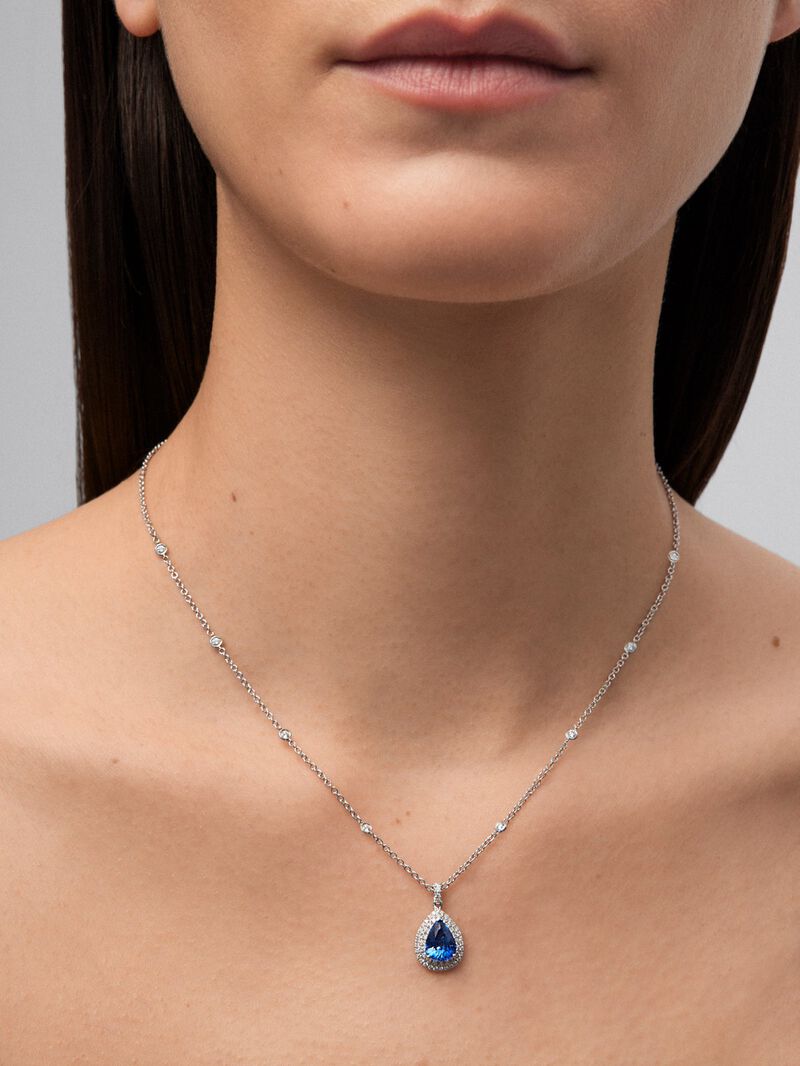18K white gold pendant with a pear-cut cornflower blue sapphire of 2.02 cts and 62 brilliant-cut diamonds with a total of 0.43 cts image number 3