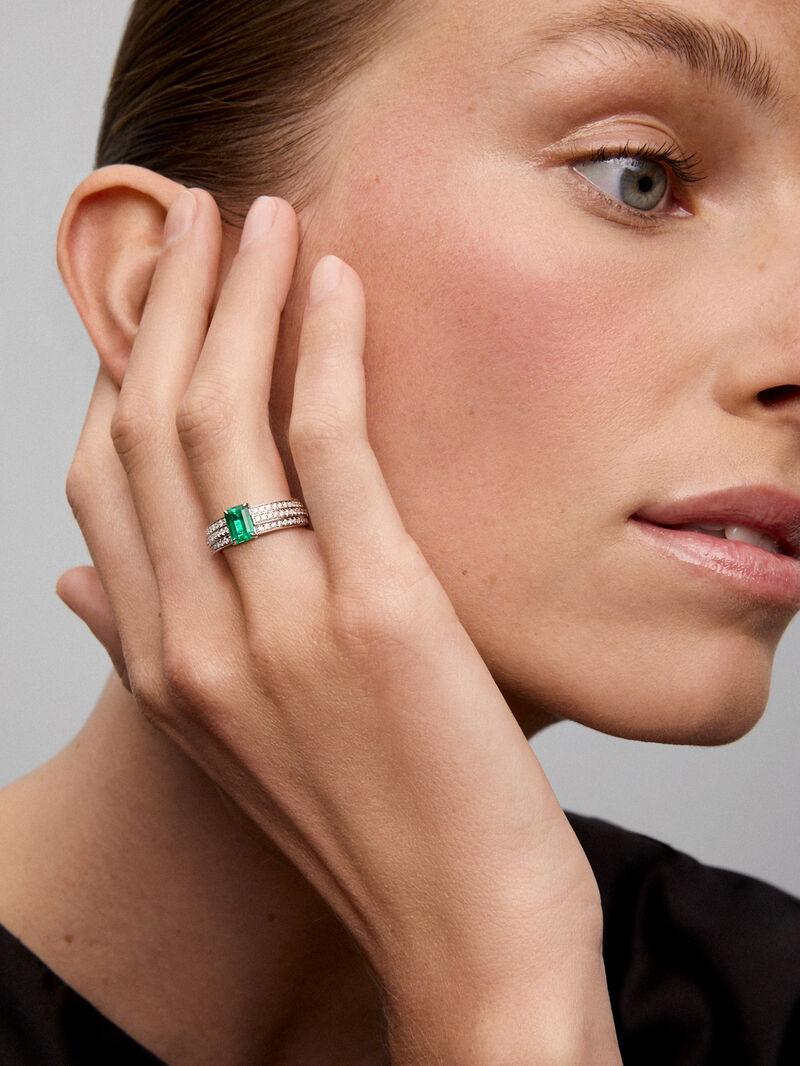 18K white gold ring with octagonal cut emerald of 1,114 cts and 68 brilliant cut diamonds with a total of 0.37 cts image number 1