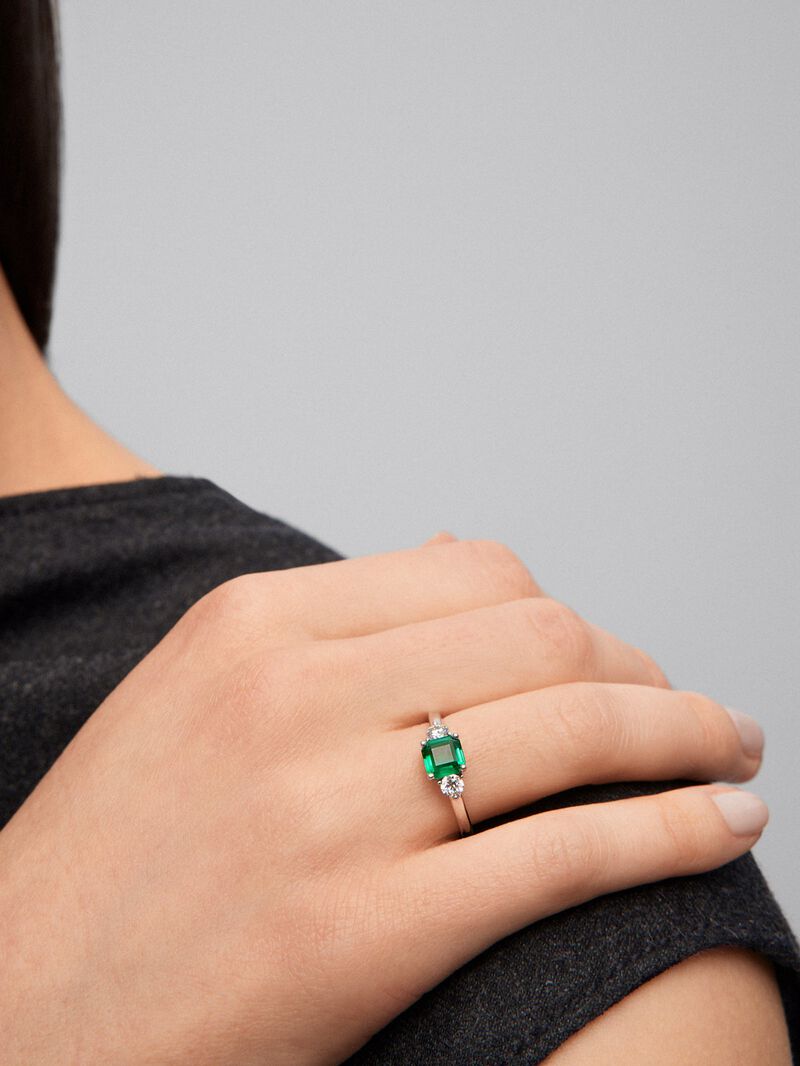 Triple ring in 18K white gold with a cushion-cut emerald of 0.86 cts and 2 brilliant-cut diamonds with a total of 0.29 cts image number 3
