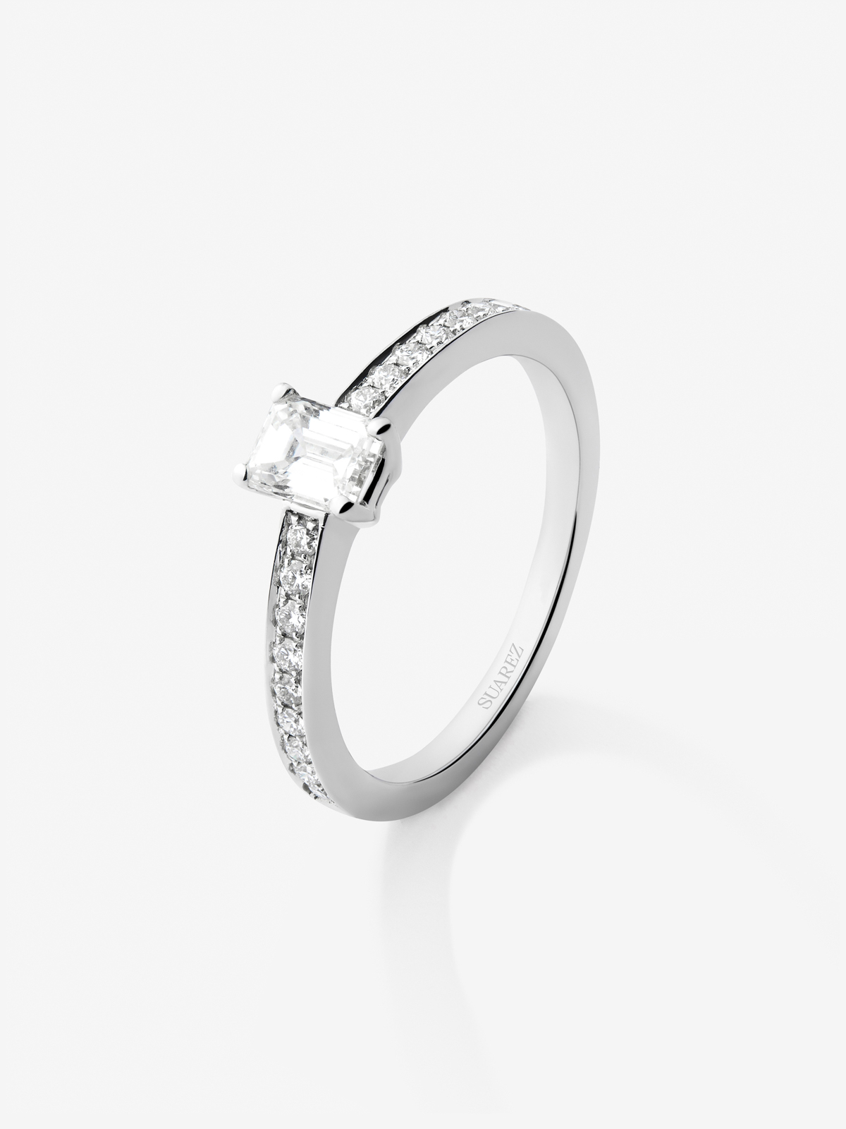 18K white gold ring with central emerald-cut diamond of 0.5 cts and arm of 18 brilliant-cut diamonds with a total of 0.19 cts