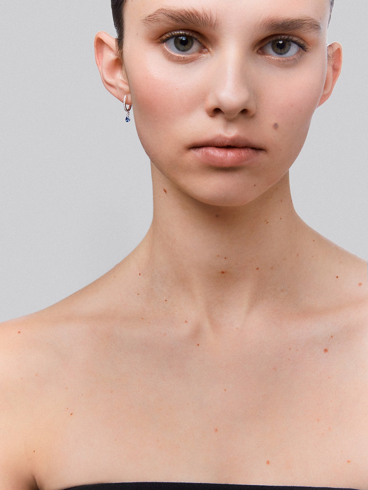 18K white gold hoop earrings with 2 pear-cut blue sapphires with a total of 0.59 cts and 28 brilliant-cut diamonds with a total of 0.17 cts