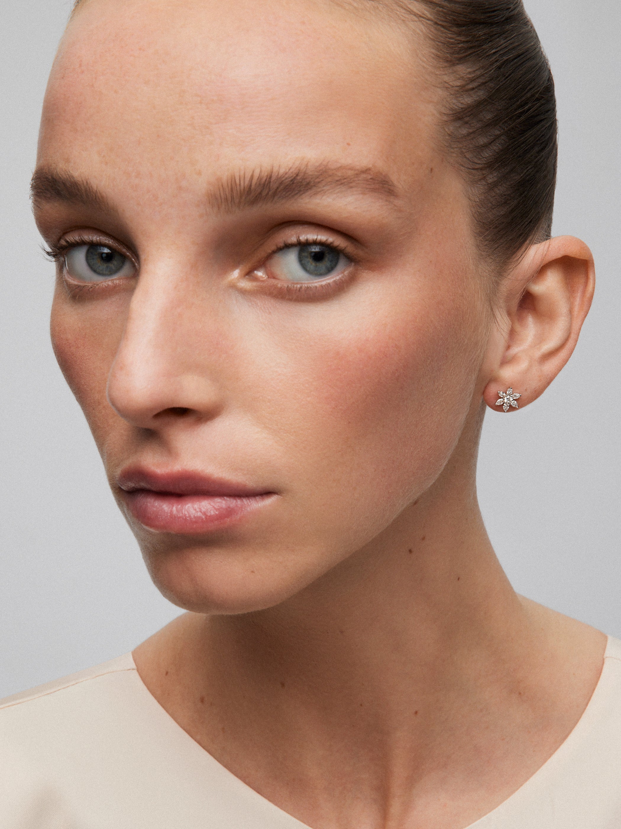 18K white gold earrings with 2 brilliant-cut diamonds with a total of 0.12 cts and 12 marquise-cut diamonds with a total of 0.59 cts