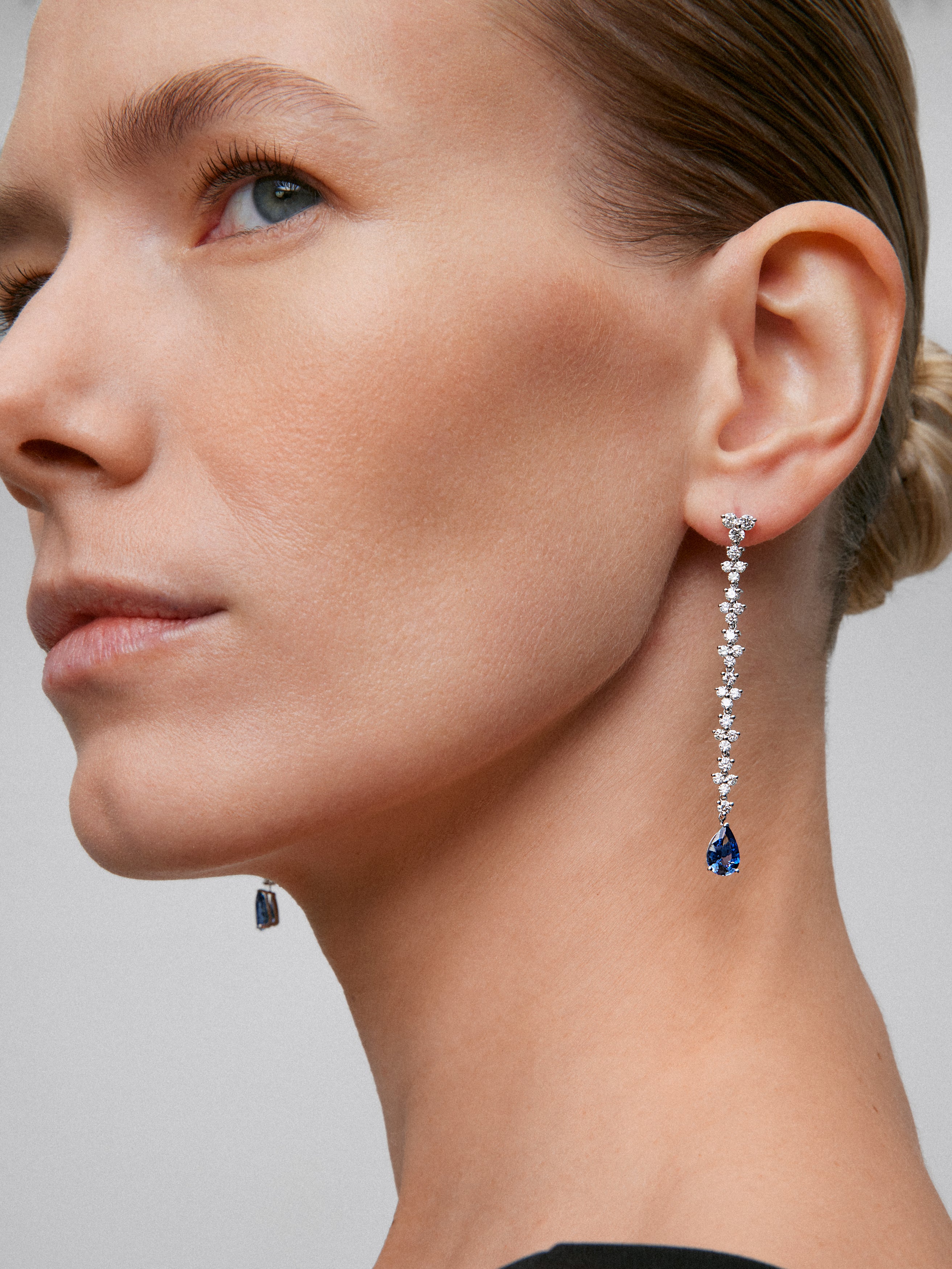 18K white gold earrings with blue sapps pear of 2.86 cts and white diamonds in 2.42 cts bright size